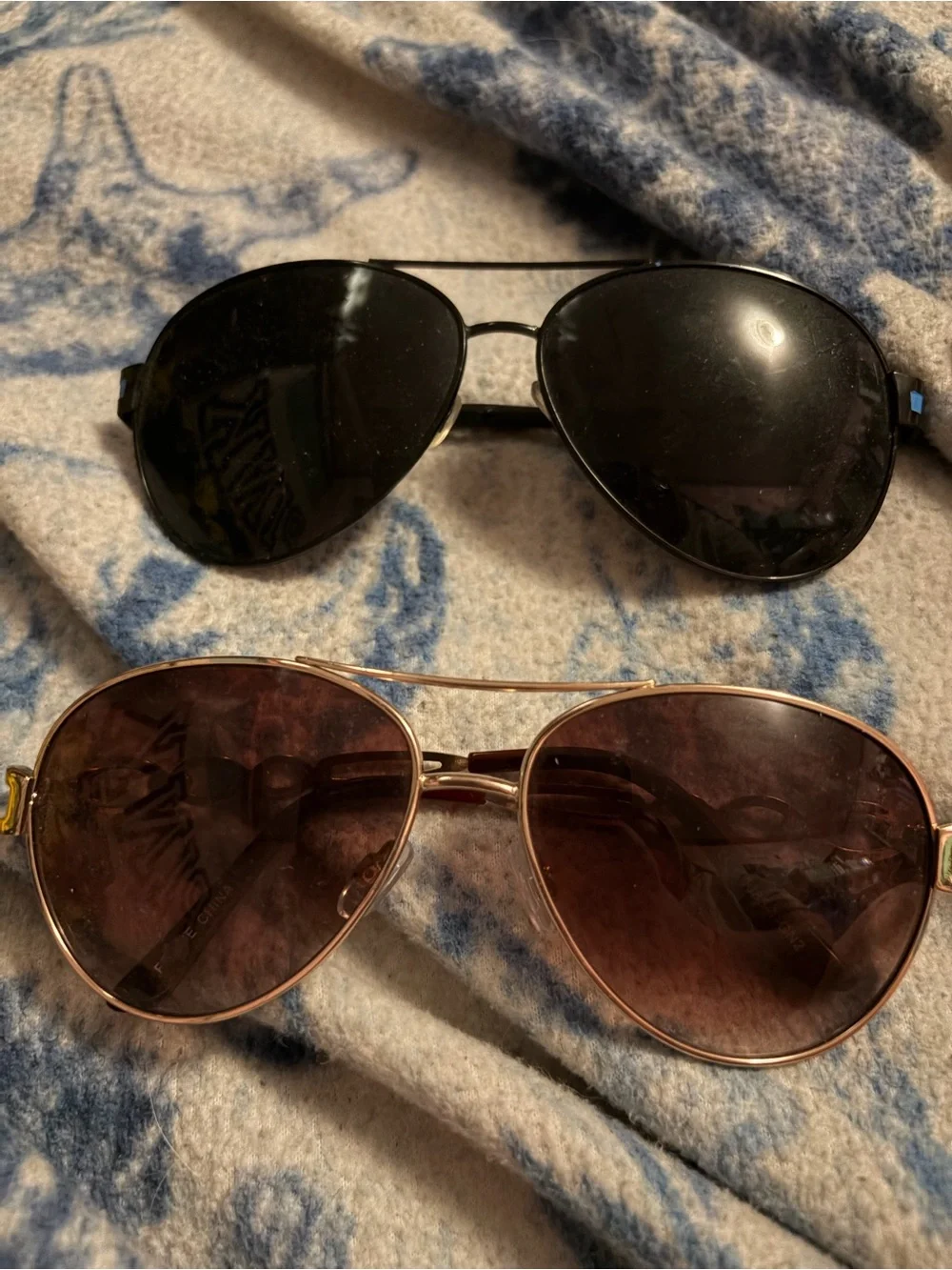 Bundle of 4 pairs of sunglasses